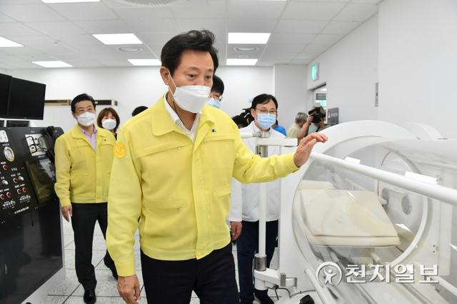 [천지일보=박준성 기자] 오세훈 서울시장이 29일 오후 서울 중랑구 서울의료원 내 응급의료센터 신축 현장을 방문해 현장을 점검하고 있다. 서울의료원 응급의료센터(지상5층 규모)는 코로나19 등 감염병에 24시간 상시 대응할 수 있도록 음압병실, 고압산소치료실 등 감염관리 특화 기능을 갖춘 시설이다. (제공: 서울시) ⓒ천지일보 2021.9.29