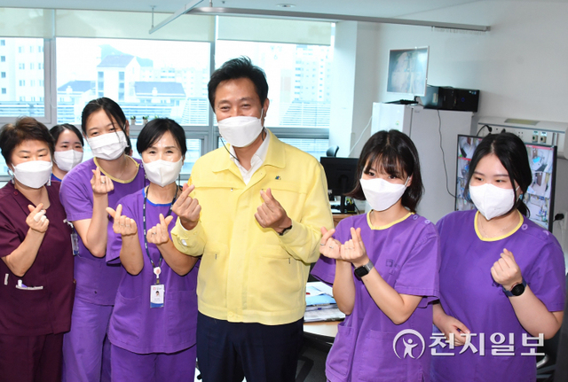 [천지일보=박준성 기자] 오세훈 서울시장이 29일 오후 서울 중랑구 서울의료원 내 임시선별진료를 찾아 의료진들을 격려하고 있다. (제공: 서울시) ⓒ천지일보 2021.9.29