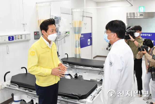 [천지일보=박준성 기자] 오세훈 서울시장이 29일 오후 서울 중랑구 서울의료원 내 응급의료센터 신축 현장을 방문해 현장을 점검하고 있다. 서울의료원 응급의료센터(지상5층 규모)는 코로나19 등 감염병에 24시간 상시 대응할 수 있도록 음압병실, 고압산소치료실 등 감염관리 특화 기능을 갖춘 시설이다. (제공: 서울시) ⓒ천지일보 2021.9.29