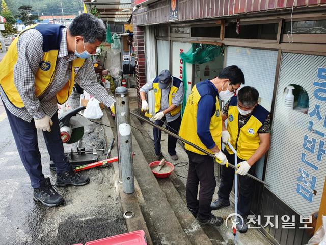 [천지일보 진주=최혜인 기자] 29일 진주 명석면의 한 식당에서 무장애도시 명석면위원회가 주민들의 안전을 위해 난간을 설치하는 봉사활동을 펼치고 있다.명석반점 대표는 “가게가 도로에 비해 낮은 지대에 있어 사고 위험이 있는 가파른 계단을 힘겹게 이동해야 했는데 면에서 설치해 준 핸드레일을 통해 방문자들이 계단을 안전하게 이용할 수 있게 돼 안심이 된다”며 고마운 마음을 전했다.이진환 진주시 명석면장은 “코로나19로 어려움을 겪는 소상공인에게 조금이나마 도움이 되고자 이번 봉사활동을 추진하게 됐다”며 “앞으로도 무장애도시 진주 실현을 위한 다양한 사업을 발굴하는 등 적극 행정을 펼쳐나가겠다”고 말했다. (사진 제공: 진주시) ⓒ천지일보 2021.9.29