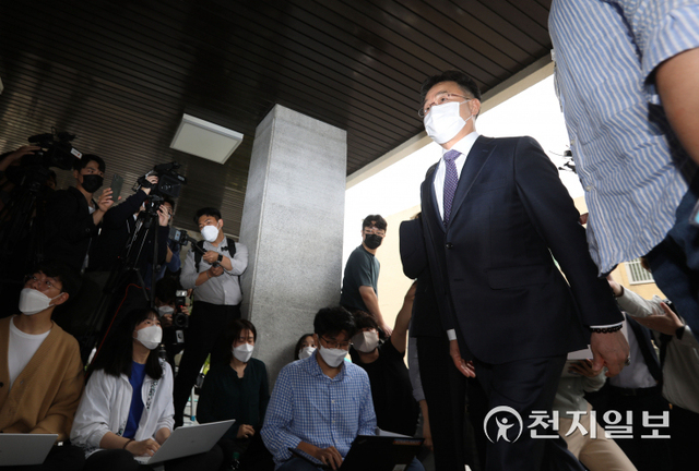 [천지일보=남승우 기자] 경기 성남시 대장동 개발사업에서 특혜를 받은 의혹이 제기된 화천대유자산관리(화천대유)의 최대 주주 김만배씨가 27일 오전 서울 용산경찰서에 참고인 신분으로 조사를 받기 위해 출석하고 있다. ⓒ천지일보 2021.9.27