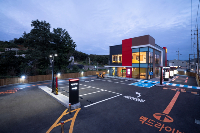 한국맥도날드가 오는 10월 1일 ‘탠덤 드라이브 스루(Tandem DT)’를 도입한 신규 매장 ‘경기광주DT점’을 오픈한다고 30일 밝혔다. (제공: 한국맥도날드)