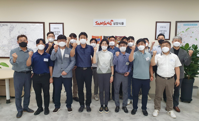 김정수 총괄사장(앞줄 오른쪽 네 번째)이 지난 27~29일 영업력 제고를 위해 지방 주요 영업점과 물류센터를 방문해 경북 영업팀 직원들과 기념사진을 촬영하고 있다. (제공: 삼양식품)