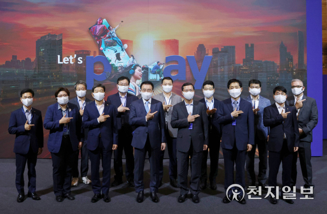 지난 29일 서울 중구 커뮤니티하우스 마실에서 조용병 신한금융그룹 회장(앞줄 왼쪽에서 네 번째), 임영진 신한카드 사장(앞줄 왼쪽에서 다섯 번째), 김주현 여신금융협회장(앞줄 왼쪽에서 여섯 번째), 김영기 금융보안원장(앞줄 왼쪽에서 일곱 번째) 등 내·외빈이 신한플레이 언팩쇼 기념사진을 촬영하고 있다. (제공: 신한카드) ⓒ천지일보 2021.9.30