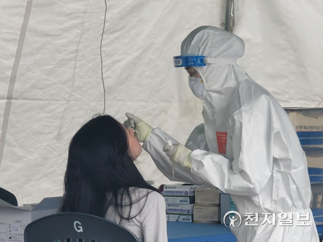 [천지일보 대구=송해인 기자] 24일 오후 대구시 수성구 월드컵경기장 동편 스타디움 주차장에 설치된 임시선별검사소에서 의료진이 신종 코로나바이러스 감염증(코로나19) 진단검사를 위해 검채 채취를 하고 있다. 대구에서는 닷새 동안 100명대의 신규 확진자가 나왔다. ⓒ천지일보 2021.9.28