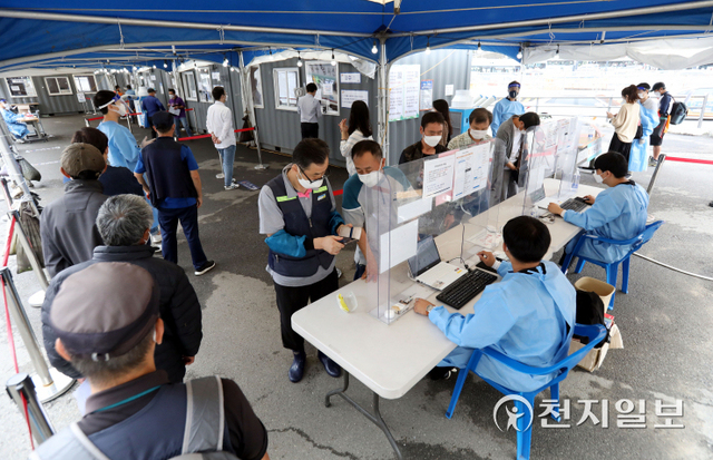 [천지일보=남승우 기자] 신종 코로나바이러스 감염증(코로나19) 신규 확진자가 2564명으로 집계된 30일 오전 서울역 광장 임시 선별검사소에서 시민들이 코로나19 검사를 받기 위해 대기하고 있다. 한편 방역당국에 따르면 오는 10월 3일 종료 예정인 현행 거리두기 조치는 코로나19 확산세가 꺾이지 않으면서 17일까지 추가 연장될 것으로 보인다. ⓒ천지일보 2021.9.30