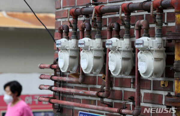 [서울=뉴시스] 소비자 물가가 5개월째 2%대 상승률을 기록하고 있는 가운데 전기료와 우윳값에 이어 주요 공공요금 도미노 인상 가능성이 커지고 있다. 26일 산업통상자원부에 따르면 원료인 LNG 가격이 빠르게 오르고 있어 11월 도시가스 요금 인상 요구를 기획재정부에 전달했다. 사진은 이날 오후 서울 성동구 뚝섬로 인근 주택가에 도시가스 계량기가 설치되어 있는 모습.