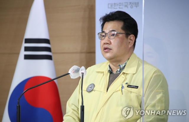 (서울=연합뉴스) 김승두 기자 = 손영래 중앙사고수습본부 사회전략반장이 10일 정부서울청사에서 열린 신종 코로나바이러스 감염증(코로나19) 대응 현황 등에 대해 비대면 정례브리핑을 하고 있다.