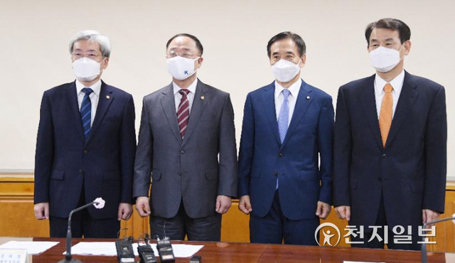 30일 서울 중구 은행회관에서 열린 '거시경제금융회의'에서 참석자들이 기념촬영을 하고 있다. 왼쪽부터 고승범 금융위원회 위원장, 홍남기 경제부총리 겸 기획재정부 장관, 이주열 한국은행 총재, 정은보 금융감독원 원장 (제공: 기획재정부) ⓒ천지일보 2021.9.30