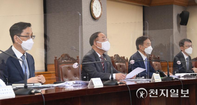 30일 서울 중구 은행회관에서 열린 '거시경제금융회의'에서 홍남기 경제부총리 겸 기획재정부장관이 모두발언을 하고 있다. (제공: 기획재정부) ⓒ천지일보 2021.9.30