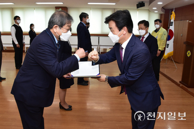 [천지일보 진주=최혜인 기자] 30일 진주문화관광재단 2층 다목적실에서 조규일 시장이 참석한 가운데 지난달 공개채용을 통해 선발된 창의도시 사업단장 등 9명에 대한 신규 직원 임용식이 열리고 있다.진주문화관광재단은 앞으로 문화예술행사 개발·개최, 기금조성, 생활문화 활성화 및 활동 지원, 국내외 교류사업 등을 통한 지역의 문화관광 부흥에 나서게 된다.재단 이사장인 조규일 시장은 “1300여년의 자랑스러운 지역의 고유문화가 대내외에 널리 알려져 진주라는 이름에 걸맞게 빛을 발할 수 있도록 온 힘을 다해 줄 것”이라며 “36만 시민 모두가 행복한 도시로 우뚝 설 수 있도록 노력해달라”고 당부했다. (사진 제공: 진주시)ⓒ천지일보 2021.9.30