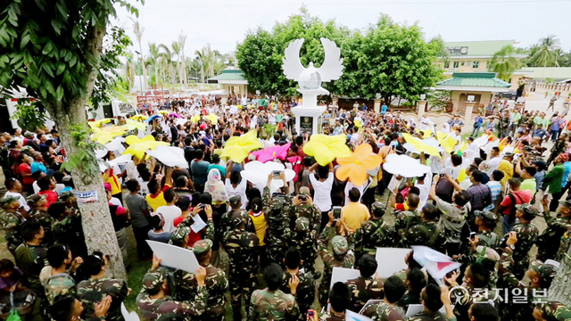 2015년 5월 25일 평화걷기대회 종료 지점에서 HWPL 평화기념비 제막식이 진행된 가운데 참석자들이 환호하고 있다. ⓒ천지일보 2021.10.1