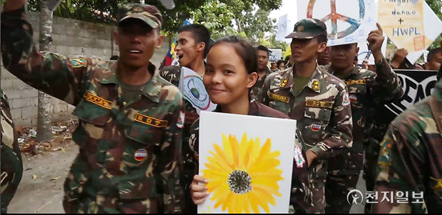 2015년 5월 25일 평화걷기대회에 참가한 앳돼 보이는 군인 그룹이 환한 미소로 축제를 즐기고 있다. ⓒ천지일보 2021.10.1