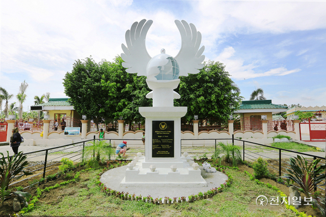 2015년 5월 25일 필리핀 민다나오 마긴다나오주 블루밍 체육관 앞에 설치된 HWPL 평화기념비. ⓒ천지일보 2021.10.1