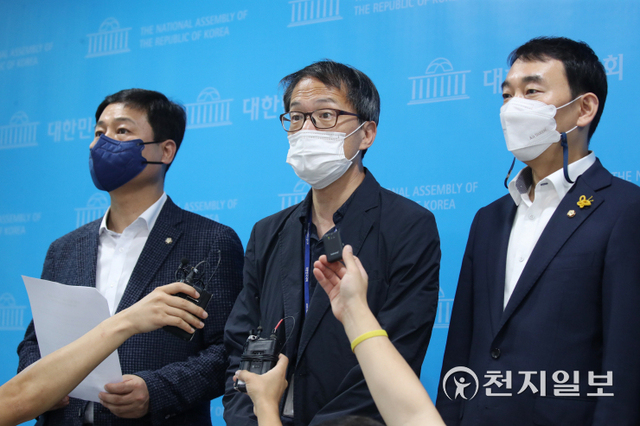[천지일보=박준성 기자] 더불어민주당 법사위 박주민 간사와 법사위원들이 3일 서울 여의도 국회 소통관에서 ‘윤석열 전 검찰총장 고발 사주 의혹’과 관련 기자회견을 마친 뒤 취재진의 질문에 답하고 있다.ⓒ천지일보 2021.9.3