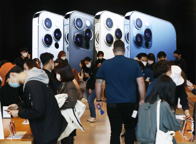[천지일보=남승우 기자] 애플 신제품 아이폰12가 정식 출시된 30일 오전 서울 강남구 신사동 애플 가로수길 매장을 찾은 시민들이 아이폰12를 살펴보고 있다. ⓒ천지일보 2020.10.30