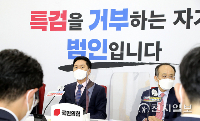 [천지일보=박준성 기자] 국민의힘 김기현 원내대표가 30일 서울 여의도 국회에서 열린 기자간담회에서 취재진의 질문에 답하고 있다. (제공: 국민의힘) ⓒ천지일보 2021.9.30