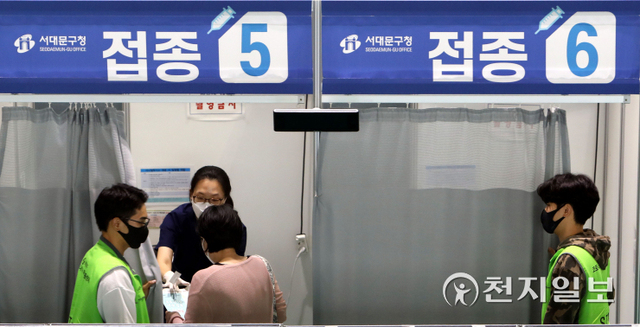 [천지일보=남승우 기자] 27일 오후 서울 서대문구 북아현문화체육센터에 마련된 코로나19 예방접종센터에서 한 시민이 백신 접종실로 들어가고 있다. ⓒ천지일보 2021.9.27