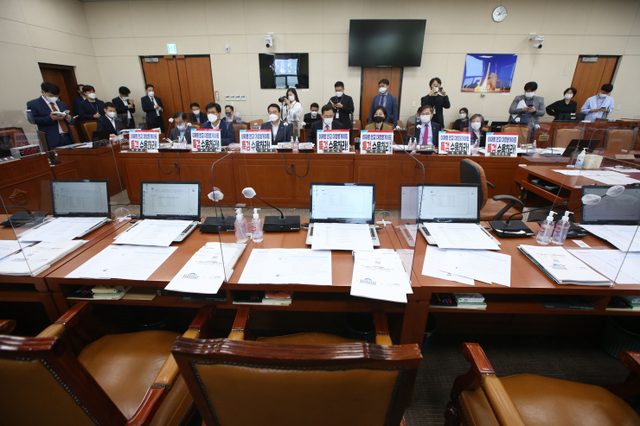 1일 서울 여의도 국회에서 열린 과학기술정보방송통신위원회 국정감사에서 여당 의원들의 자리가 비어있다. 이날 국민의힘 의원들이 회의장에 ‘이재명 판교 대장동게이트 특검 수용하라’고 적힌 피켓을 들고 입장한 것에 대해 더불어민주당 과방위 소속 의원들이 항의한 뒤 회의장을 나섰다. (출처: 뉴시스)