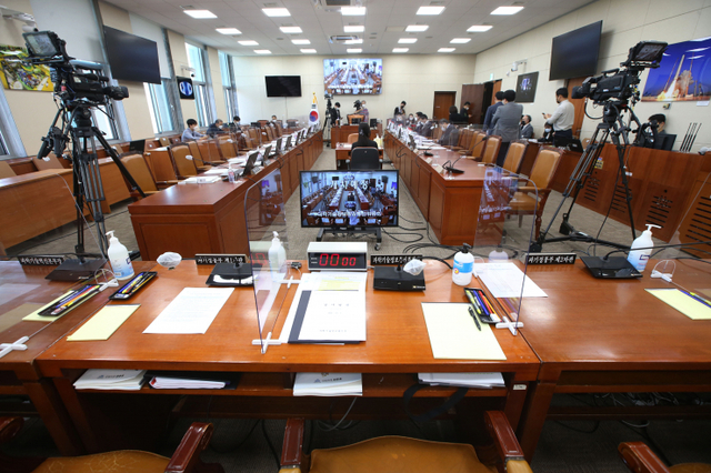 1일 서울 여의도 국회에서 열린 과학기술정보방송통신위원회 국정감사에서 여당 의원들의 자리가 비어있다. 이날 국민의힘 의원들이 회의장에 ‘이재명 판교 대장동게이트 특검 수용하라’고 적힌 피켓을 들고 입장한 것에 대해 더불어민주당 과방위 소속 의원들이 항의한 뒤 회의장을 나섰다. (출처: 뉴시스)