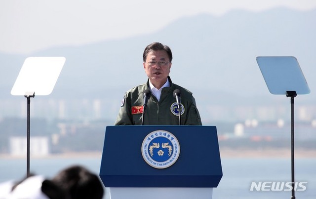 문재인 대통령이 1일 경북 포항 영일만 해상 마라도함에서 열린 제73주년 국군의 날 기념식에서 기념사를 하고 있다. (출처: 뉴시스)