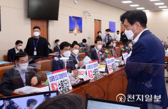 [천지일보=박준성 기자] 1일 서울 여의도 국회에서 과학기술정보방송통신위원회의 과학기술정보통신부·우전사업본부·국립전파연구원 등에 대한 국정감사가 국민의힘 의원들의 자리에 붙어있는 피켓의 문제로 시작이 지연되고 있는 가운데 조승래 더불어민주당 간사가 회의장을 빠져 나가고 있다. (제공: 국회) ⓒ천지일보 2021.10.1