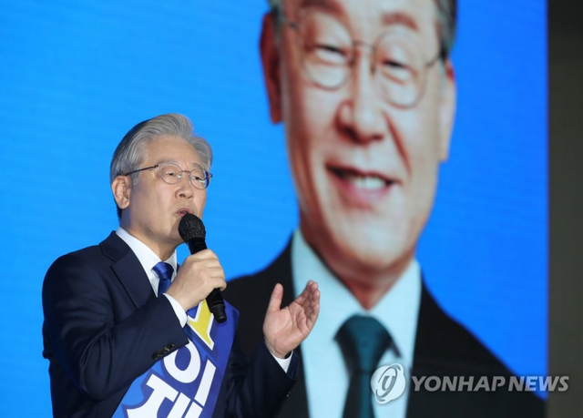 1일 오후 제주시 오등동 난타호텔에서 열린 더불어민주당 대선후보 제주 경선 합동토론회에서 이재명 후보가 정견 발표를 하고 있다. (출처: 연합뉴스)