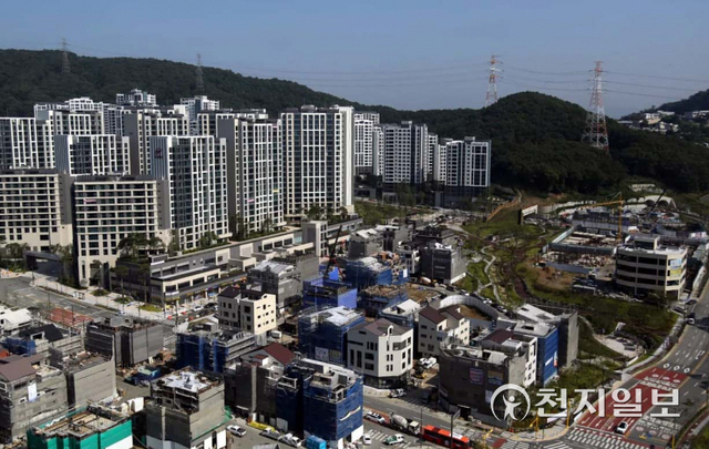 [천지일보=이우혁 기자] 자산관리업체 화천대유자산관리(화천대유) 등을 둘러싸고 정치권·법조계에서 대장동 개발사업 특혜 의혹 논란이 날로 커지고 있는 가운데 1일 오후 경기 성남시 분당구 판교대장 도시개발사업 현장에서 건설 작업이 진행되고 있다. ⓒ천지일보 2021.10.1