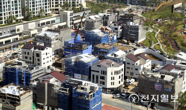 [천지일보=이우혁 기자] 자산관리업체 화천대유자산관리(화천대유) 등을 둘러싸고 정치권·법조계에서 대장동 개발사업 특혜 의혹 논란이 날로 커지고 있는 가운데 1일 오후 경기 성남시 분당구 판교대장 도시개발사업 현장에서 건설 작업이 진행되고 있다. ⓒ천지일보 2021.10.1