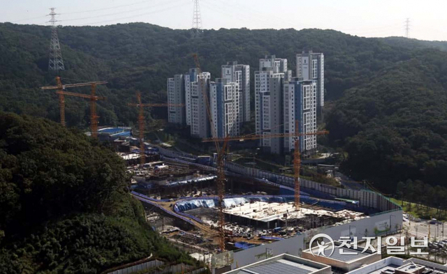 [천지일보=이우혁 기자] 자산관리업체 화천대유자산관리(화천대유) 등을 둘러싸고 정치권·법조계에서 대장동 개발사업 특혜 의혹 논란이 날로 커지고 있는 가운데 1일 오후 경기 성남시 분당구 판교대장 도시개발사업 현장에서 건설 작업이 진행되고 있다. ⓒ천지일보 2021.10.1