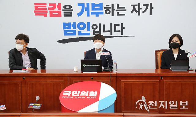 [천지일보=박준성 기자] 국민의힘 이준석 대표가 30일 서울 여의도 국회에서 열린 ‘판교 대장동게이트 특검법 수용 촉구 긴급 기자회견’에서 취재진의 질문에 답하고 있다. (제공: 국민의힘) ⓒ천지일보 2021.9.30