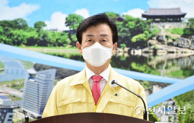 조규일 진주시장이 1일 시청에서 신종 코로나바이러스 감염증(코로나19) 브리핑을 열고 확진자 관련 조치사항을 발표하고 있다. (제공: 진주시) ⓒ천지일보 2021.10.1
