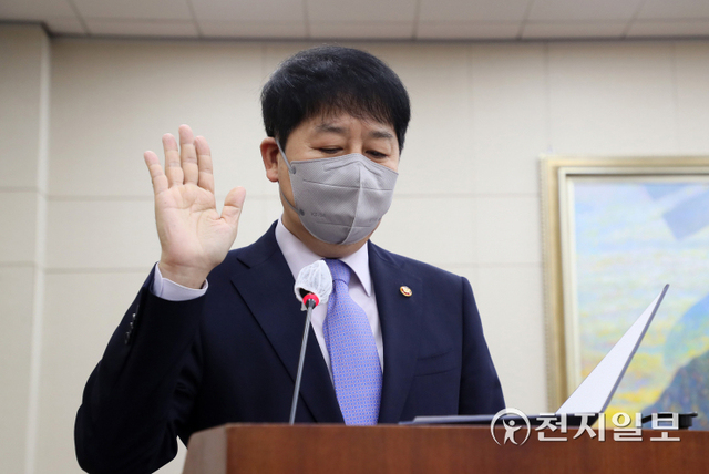 [천지일보=박준성 기자] 구윤철 국무조정실장이 1일 서울 여의도 국회에서 열린 국회 정무위원회의 국무조정실 등에 대한 국정감사에 출석해 증인선서를 하고 있다. (제공: 국회) ⓒ천지일보 2021.10.1
