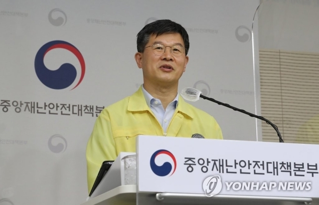 이기일 중앙재난안전대책본부 제1통제관(보건복지부 보건의료정책실장)이 4일 서울 종로구 정부서울청사 브리핑실에서 코로나19 대응 비대면 정례브리핑을 하고 있다. (제공: 연합뉴스)