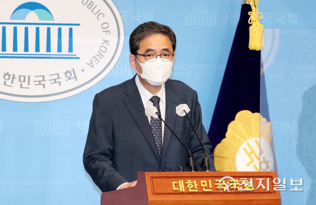 [천지일보=박준성 기자] 국민의힘을 탈당한 곽상도 무소속 의원이 2일 오전 서울 여의도 국회 소통관에서 국회의원직을 사퇴하는 기자회견을 갖고 있다. 곽 의원은 아들이 화천대유자산관리에서 50억원의 퇴직금을 받은 사실이 알려져 국민의힘 안팎에서 의원직 사퇴 압력을 받아왔다. ⓒ천지일보 2021.10.2