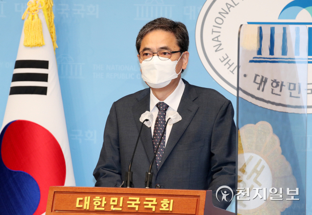 [천지일보=박준성 기자] 국민의힘을 탈당한 곽상도 무소속 의원이 2일 오전 서울 여의도 국회 소통관에서 국회의원직을 사퇴하는 기자회견을 갖고 있다. 곽 의원은 아들이 화천대유자산관리에서 50억원의 퇴직금을 받은 사실이 알려져 국민의힘 안팎에서 의원직 사퇴 압력을 받아왔다. ⓒ천지일보 2021.10.2