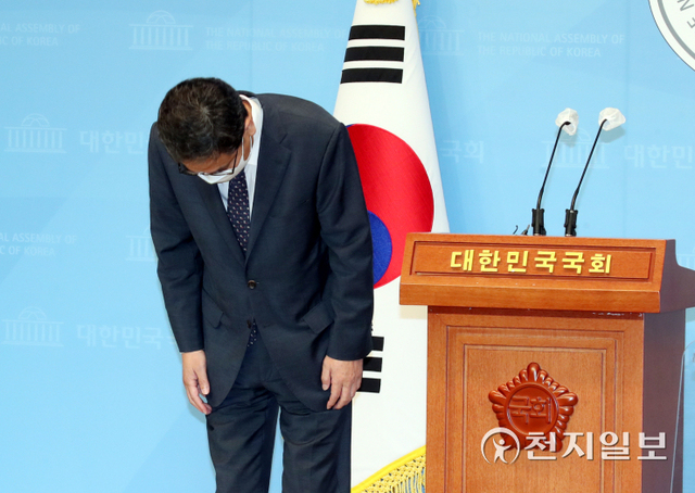 [천지일보=박준성 기자] 국민의힘을 탈당한 곽상도 무소속 의원이 2일 오전 서울 여의도 국회 소통관에서 국회의원 사퇴 기자회견에 앞서 고개 숙여 인사하고 있다. 곽 의원은 아들이 화천대유자산관리에서 50억원의 퇴직금을 받은 사실이 알려져 국민의힘 안팎에서 의원직 사퇴 압력을 받아왔다. ⓒ천지일보 2021.10.2