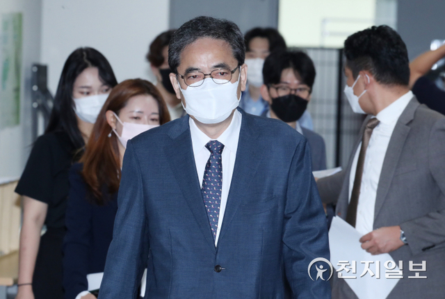 [천지일보=박준성 기자] 국민의힘을 탈당한 곽상도 무소속 의원이 2일 오전 서울 여의도 국회에서 국회의원 사퇴 기자회견을 하기 위해 소통관에 들어서고 있다. 곽 의원은 아들이 화천대유자산관리에서 50억원의 퇴직금을 받은 사실이 알려져 국민의힘 안팎에서 의원직 사퇴 압력을 받아왔다. ⓒ천지일보 2021.10.2