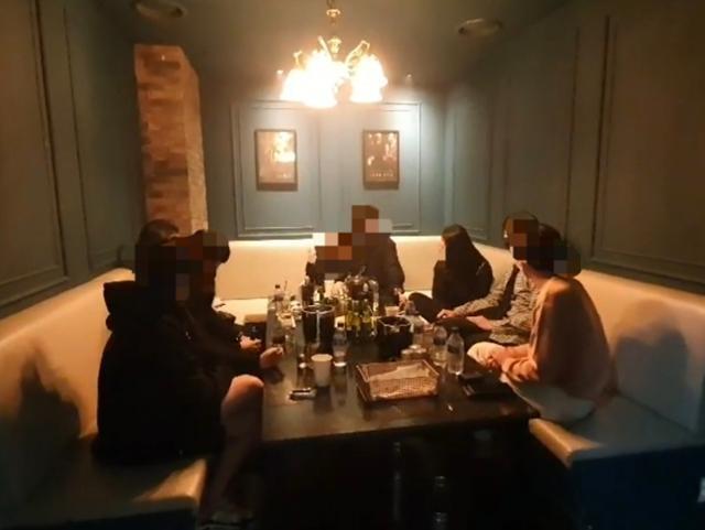 새벽까지 불법영업하던 강남 호스트바에서 단속된 직원 및 손님들. (제공: 수서경찰서)