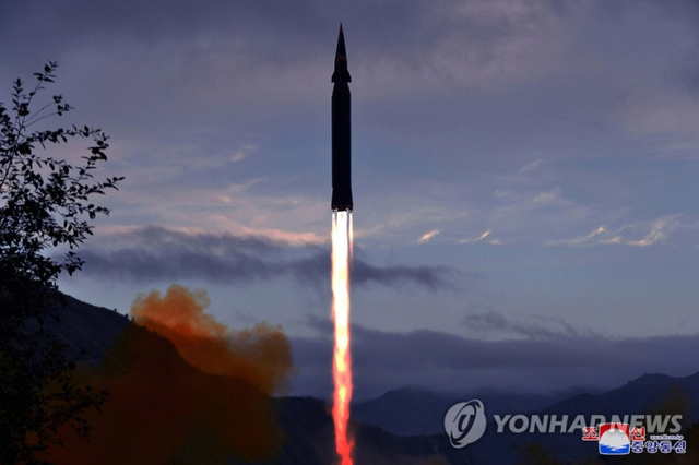 (평양 조선중앙통신=연합뉴스) 북한이 전날 신형 극초음속 미사일을 처음으로 시험 발사했다고 확인했다. 조선중앙통신은 29일 