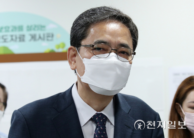 [천지일보=박준성 기자] 국민의힘을 탈당한 곽상도 무소속 의원이 2일 오전 서울 여의도 국회 소통관에서 국회의원직을 사퇴하는 기자회견을 마친 뒤 이동하고 있다. 곽 의원은 아들이 화천대유자산관리에서 50억원의 퇴직금을 받은 사실이 알려져 국민의힘 안팎에서 의원직 사퇴 압력을 받아왔다. ⓒ천지일보 2021.10.2