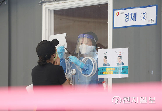 천지일보=남승우 기자] 서울역 광장에 마련된 코로나19 임시 선별검사소에서 한 시민이 검체 채취를 받고 있다. ⓒ천지일보 2021.9.14