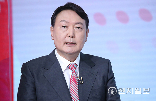 [천지일보=박준성 기자] 국민의힘 윤석열 대선 경선 예비후보가 23일 서울 강서구 ASSA빌딩 스튜디오에서 열린 제20대 대통령선거 경선후보자 2차 방송토론회에서 인사말을 하고 있다. (제공: 국민의힘) ⓒ천지일보 2021.9.23