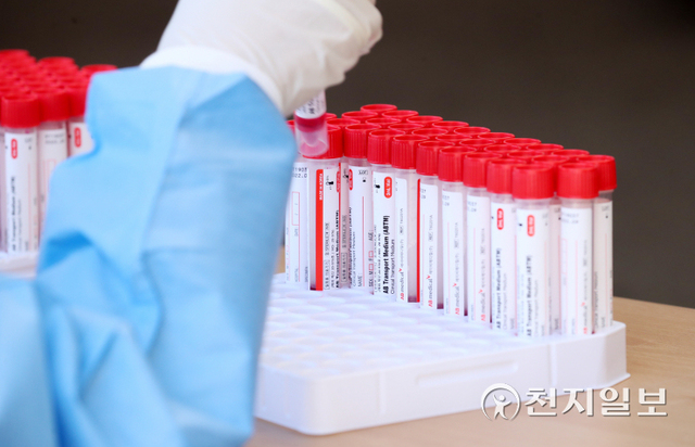 [천지일보=박준성 기자] 국내 신종 코로나바이러스 감염증(코로나19) 신규 확진자가 2086명으로 집계된 3일 오전 서울 서울광장에 설치된 임시선별검사소에서 의료진이 시민들에게 주는 코로나19 검체 채취키트를 준비하고 있다. ⓒ천지일보 2021.10.3