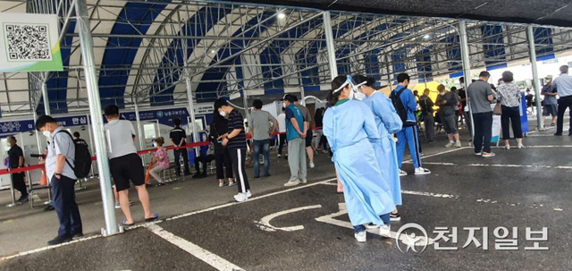 인천 남동구 남동보건소 선별진료소 앞에서 시민들이 코로나19 검사를 받기 위해 대기하고 있다. ⓒ천지일보DB