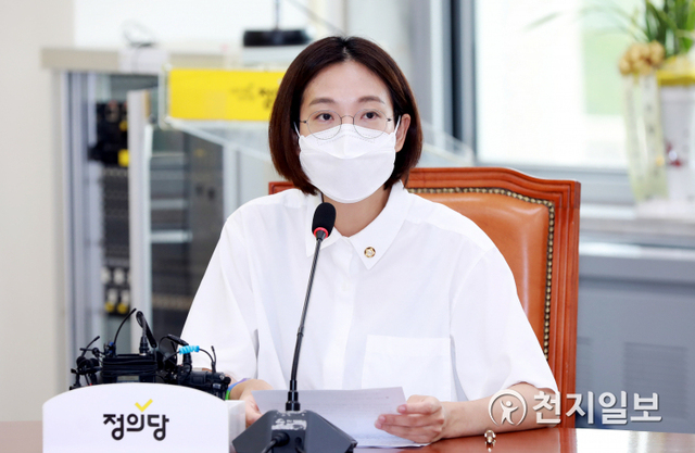 [천지일보=박준성 기자] 정의당 장혜영 의원이 18일 서울 여의도 국회에서 열린 의원총회에서 발언하고 있다. ⓒ천지일보 2020.8.18