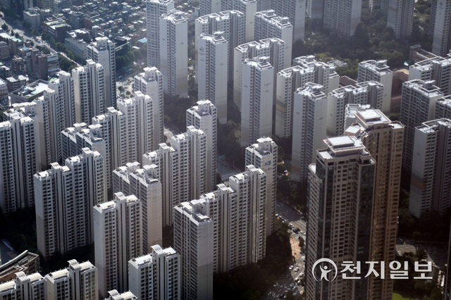 [천지일보=남승우 기자] 사진은 11일 오후 서울 송파구 롯데월드타워 전망대 서울스카이에서 바라본 아파트 단지의 모습. ⓒ천지일보 2021.9.11