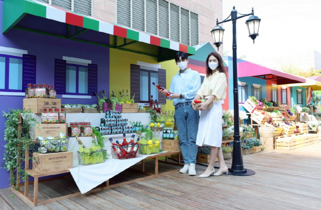 모델들이 신세계백화점 강남점 11층 S가든에서 ‘이탈리아 골목투어’ 체험형 전시 공간을 소개하고 있다. (제공: 신세계백화점)