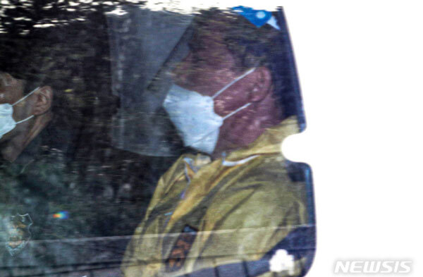 [서울=뉴시스] '대장동 개발 사업 특혜 의혹'의 핵심 인물인 유동규 전 성남도시개발공사 기획본부장이 3일 오후 서울 서초구 서울중앙지방법원에서 구속영장실질심사를 마치고 차량을 타고 이동하고 있다. (공동취재사진)ⓒ천지일보 2021.10.3