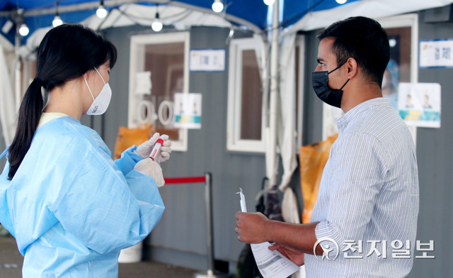 [천지일보=박준성 기자] 국내 신종 코로나바이러스 감염증(코로나19) 신규 확진자가 1804명으로 집계된 4일 오전 서울 서울광장에 설치된 임시선별검사소에서 의료진이 한 외국인의 코로나19 검사를 안내하고 있다. ⓒ천지일보 2021.9.4